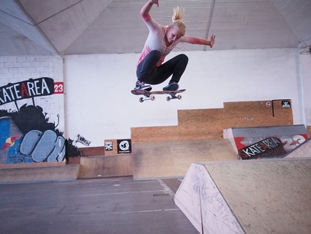 Julia Brückler springt mit dem Skateboard